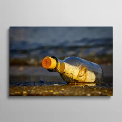 tableau bouteille a la mer Tableau bouteille à la mer avec message échouée sur la plage au coucher du soleil