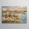 Tableau chevaux blancs de Camargue galopant dans la mer au coucher du soleil, peinture équestre impressionniste