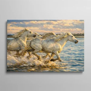 Tableau chevaux blancs de Camargue galopant dans la mer au coucher du soleil, peinture équestre impressionniste