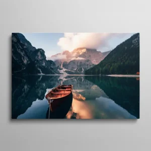 Tableau Dolomites lac de montagne avec barque en bois et reflets des sommets italiens, paysage alpin