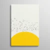 Tableau jaune scandinave soleil levant minimaliste avec vol d'oiseaux noirs, art nordique épuré