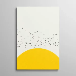 Tableau jaune scandinave soleil levant minimaliste avec vol d'oiseaux noirs, art nordique épuré