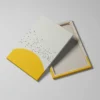 tableau jaune scandinave detail toile tendue Tableau jaune scandinave