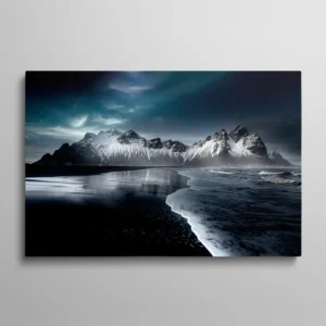 Tableau mer et montagne plage de sable noir islandaise sous ciel orageux, paysage dramatique