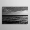 Tableau mer noir et blanc horizon infini vagues calmes sous nuages, photographie paysage minimaliste
