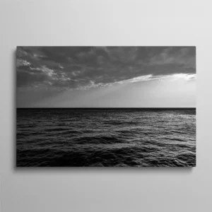 Tableau mer noir et blanc horizon infini vagues calmes sous nuages, photographie paysage minimaliste