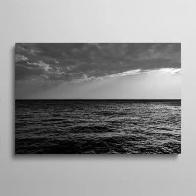 tableau mer noir et blanc Tableau mer noir et blanc horizon infini vagues calmes sous nuages, photographie paysage minimaliste