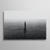 Tableau phare en mer isolé au milieu de l'eau calme noir et blanc, photographie solitude