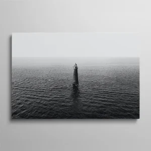 Tableau phare en mer isolé au milieu de l'eau calme noir et blanc, photographie solitude