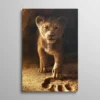 Tableau Roi Lion lionceau marchant dans empreinte de patte adulte, photographie émotionnelle