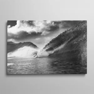 Tableau photographie noir et blanc vague tube océanique sous ciel orageux