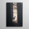 Tableau biche dans les bois, silhouette de biche dans une forêt automnale brumeuse traversée par un rai de lumière, photographie nature intimiste