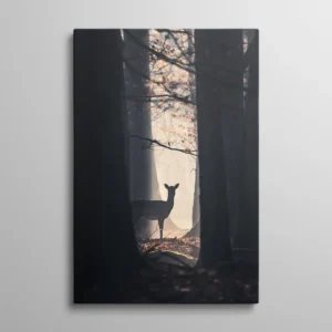 Tableau biche dans les bois, silhouette de biche dans une forêt automnale brumeuse traversée par un rai de lumière, photographie nature intimiste