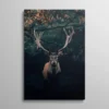 Tableau cerf fond noir, portrait frontal de cerf à grande ramure dans une forêt sombre aux reflets verts et roux, photographie nature dramatique et intimiste