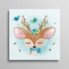 Tableau cerf pour enfant, portrait de faon aux yeux fermés avec couronne de fleurs et écharpe bleue, oiseaux colorés sur les bois, illustration aquarelle douce fond bleu ciel