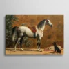 Tableau cheval ancien – reproduction de "Gris pommelé avec chien" d'Emil Volkers, 1885, cheval gris pommelé sellé avec un chien noir sur fond ocre, huile sur toile