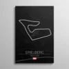 Tableau circuit Red Bull Ring – tracé blanc du Red Bull Ring sur carte topographique sombre des Alpes autrichiennes, typographie "Spielberg" et drapeau autrichien, illustration vectorielle