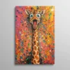 Tableau girafe rigolote, portrait de girafe au long cou bouche ouverte sur fond éclaboussé orange, rose et bleu turquoise, peinture pop expressive