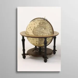 Tableau globe terrestre vintage, globe ancien sur pied en bois tourné noir, cartographie sépia et armature laiton, esthétique cabinet de curiosités