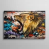 ableau lion street art – lion rugissant hyperréaliste sur fond graffiti avec éclairs teal, éclaboussures orange et skyline urbain, style muralisme street art