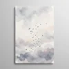 Tableau oiseau aquarelle, nuée d'oiseaux en vol dans des nuages aux tons lavande et rose poudré