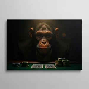 Tableau singe poker, chimpanzé en costume sombre assis derrière une table de poker verte avec jetons et cartes retournées, éclairage dramatique sur fond noir, rendu photoréaliste