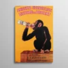 Tableau singe vintage, affiche publicitaire italienne 1925 signée Biscaretti, chimpanzé buvant à la bouteille sur caisse en bois, fond jaune orangé vif, texte rouge Anisetta Evangelisti Liquore da Dessert