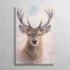 Tableau tête de cerf, portrait frontal de cerf peint de façon très réaliste sur fond travaillé en petites touches bleu, rose et pêche, regard doux et direct